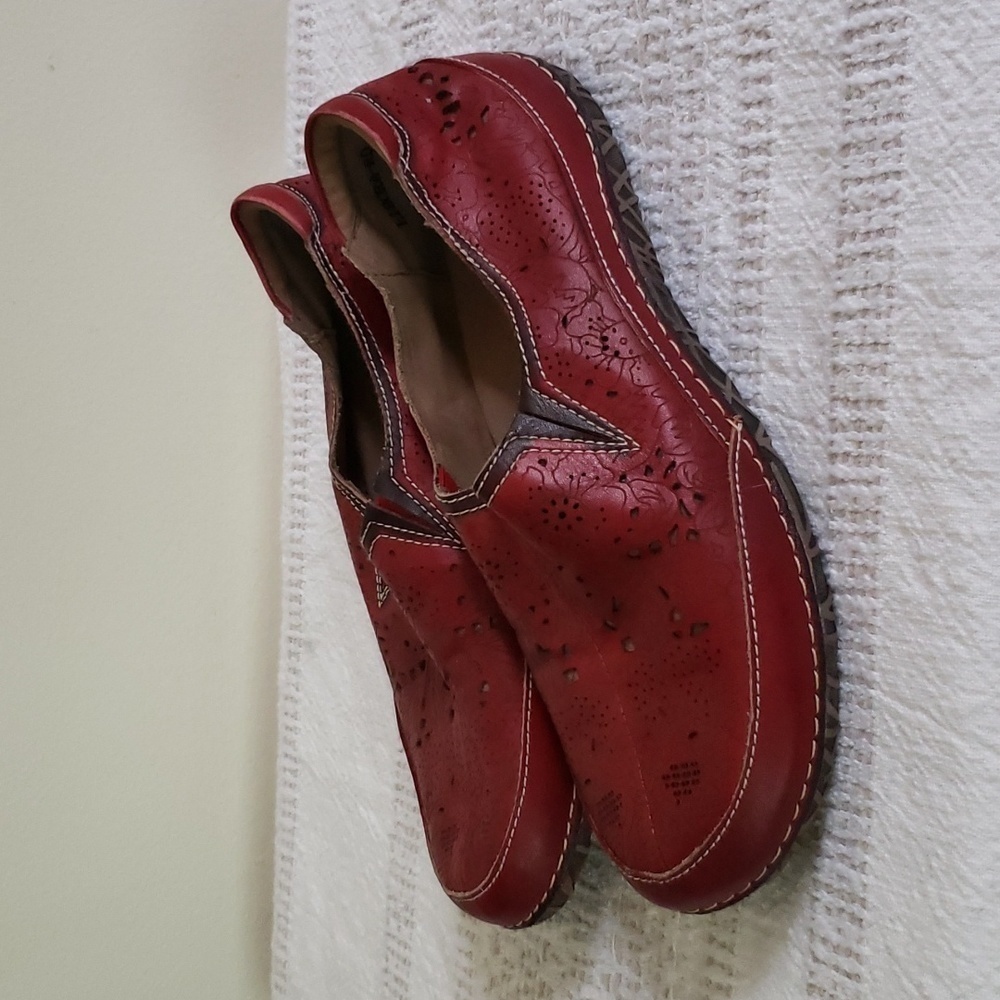 L'artiste red genuine leather slip on loafers, libora Rd, spring step, size 38.